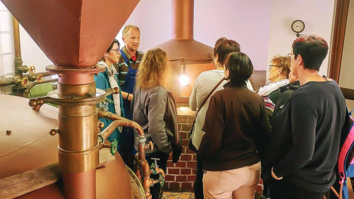 Brauereiführung durch einzigartige Brauerei bei Bamberg Gruppe von Gästen bei einer Brauereiführung in unserer historischen Braumanufaktur – einzigartige Brauerei bei Bamberg erleben.
