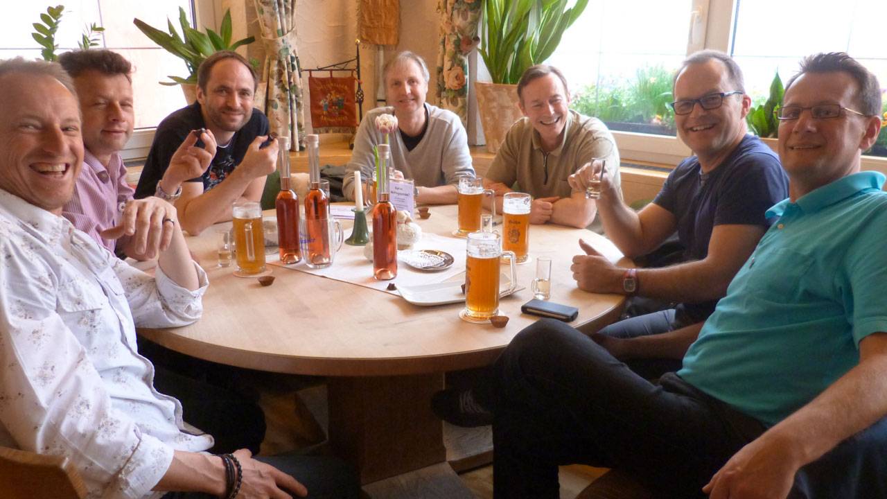 Gesellige Runde beim Biererlebnis nach einer Brauereiführung in unserer historischen Braumanufaktur – einzigartige Brauerei bei Bamberg.