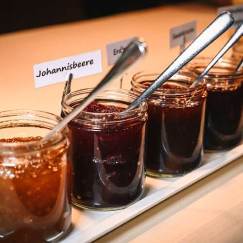 Verschieden Marmeladen im Glas mit Beschriftung
