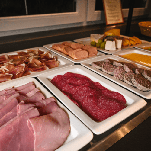 Verschieden Wurst- und Käsesorten am Frühstücksbuffet des Gasthofs Höhn