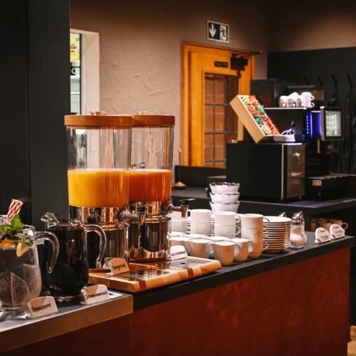 Getränke und Kaffeevollautomat am Frühstücksbuffet des Gasthofs Höhn