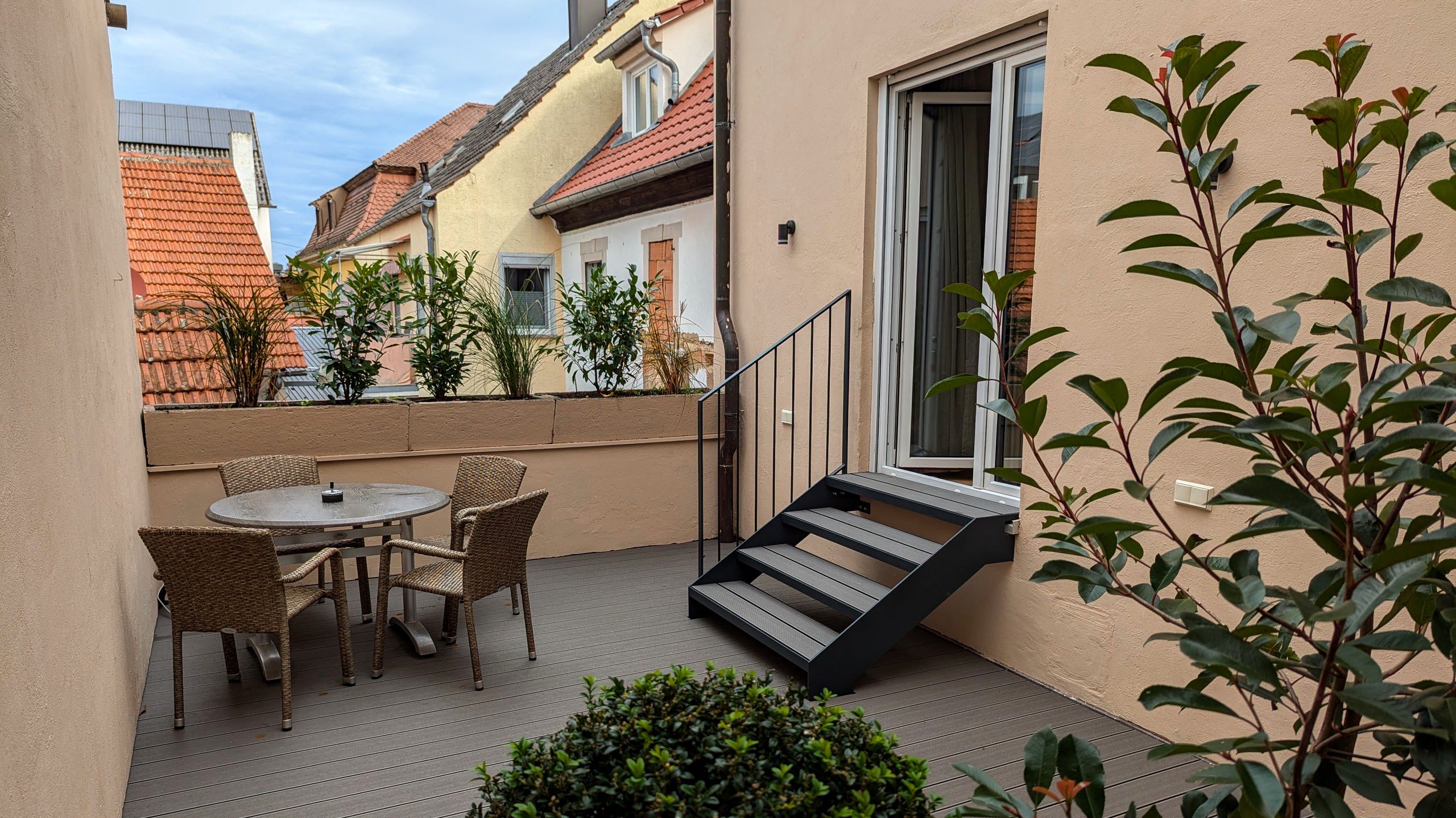 Terrasse des Terrassen Appartement mit Tisch und Stühlen